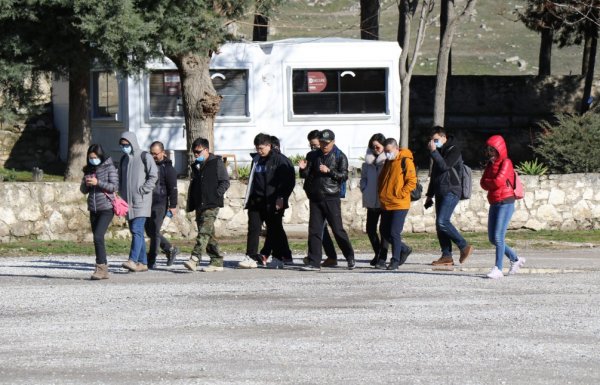 Çinli turistler Türkiye'de maskelere akın ediyor