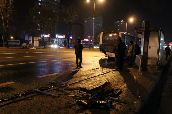 Kayseri'de bir araç duraktaki yolcu otobüsüne çarptı