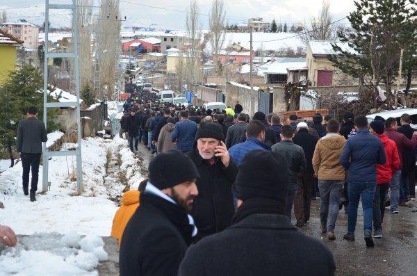 Kayseri'de şehit cenazesine binlerce kişi katıldı