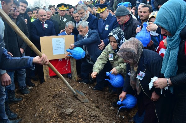 Kayseri'de şehit cenazesine binlerce kişi katıldı