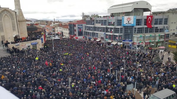 Kayseri'de şehit cenazesine binlerce kişi katıldı