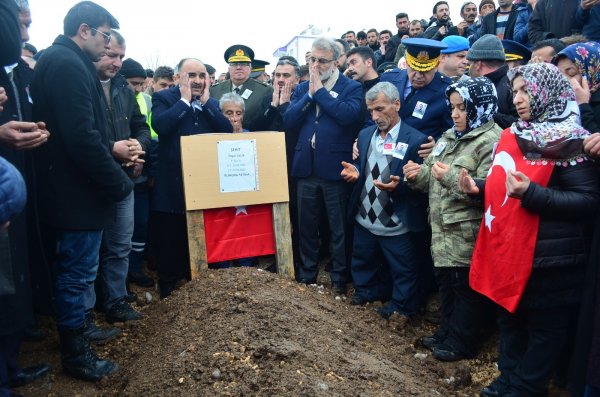 Kayseri'de şehit cenazesine binlerce kişi katıldı