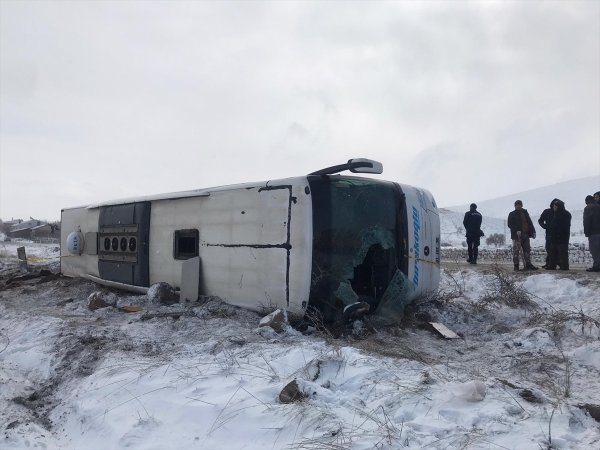 Kayseri'de tur otobüsü devrildi: 43 yaralı