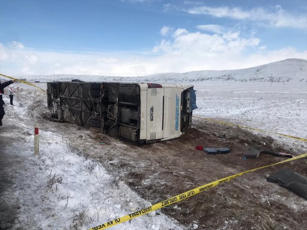 Kayseri'de tur otobüsü devrildi: 43 yaralı