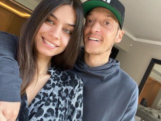 Mesut Özil'den Amine Gülşe'ye doğum hediyesi tapu