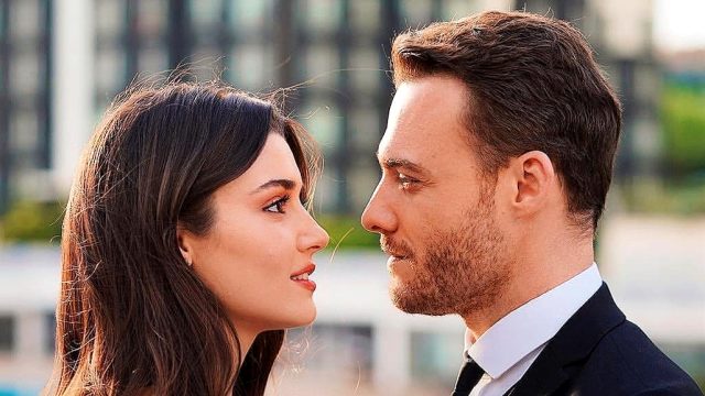 Hande Erçel ve Kerem Bürsin'in başrol oynadığı Sen Çal Kapımı dizisinin ilk fragmanı yayınlandı