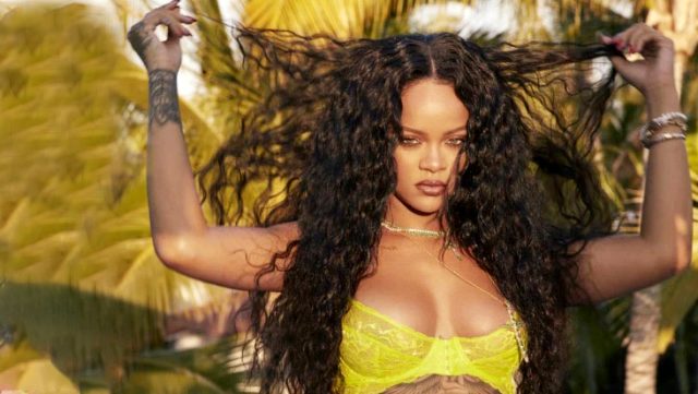 Rihanna, kendi markasının yeni koleksiyonu için iç çamaşırlarıyla cesur pozlar verdi