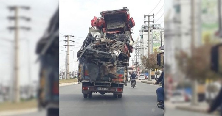 Trafikte Dehşet Dolu Anlar! Hurda Araç Taşıyordu